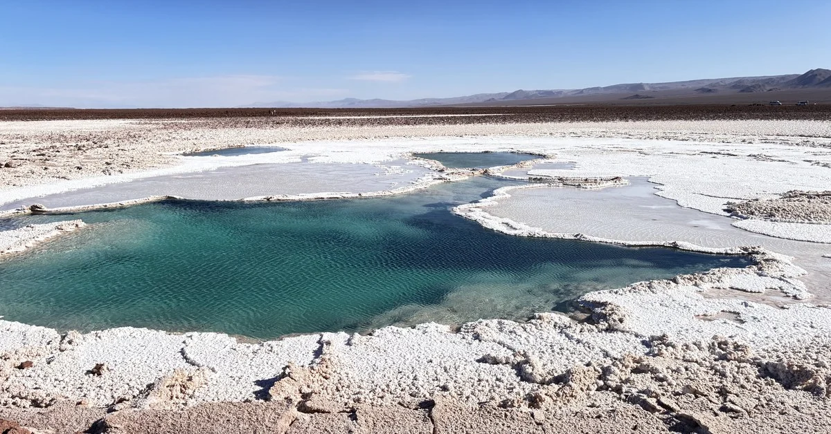 Laguna azul-turquesa de Baltinache cercada de sal