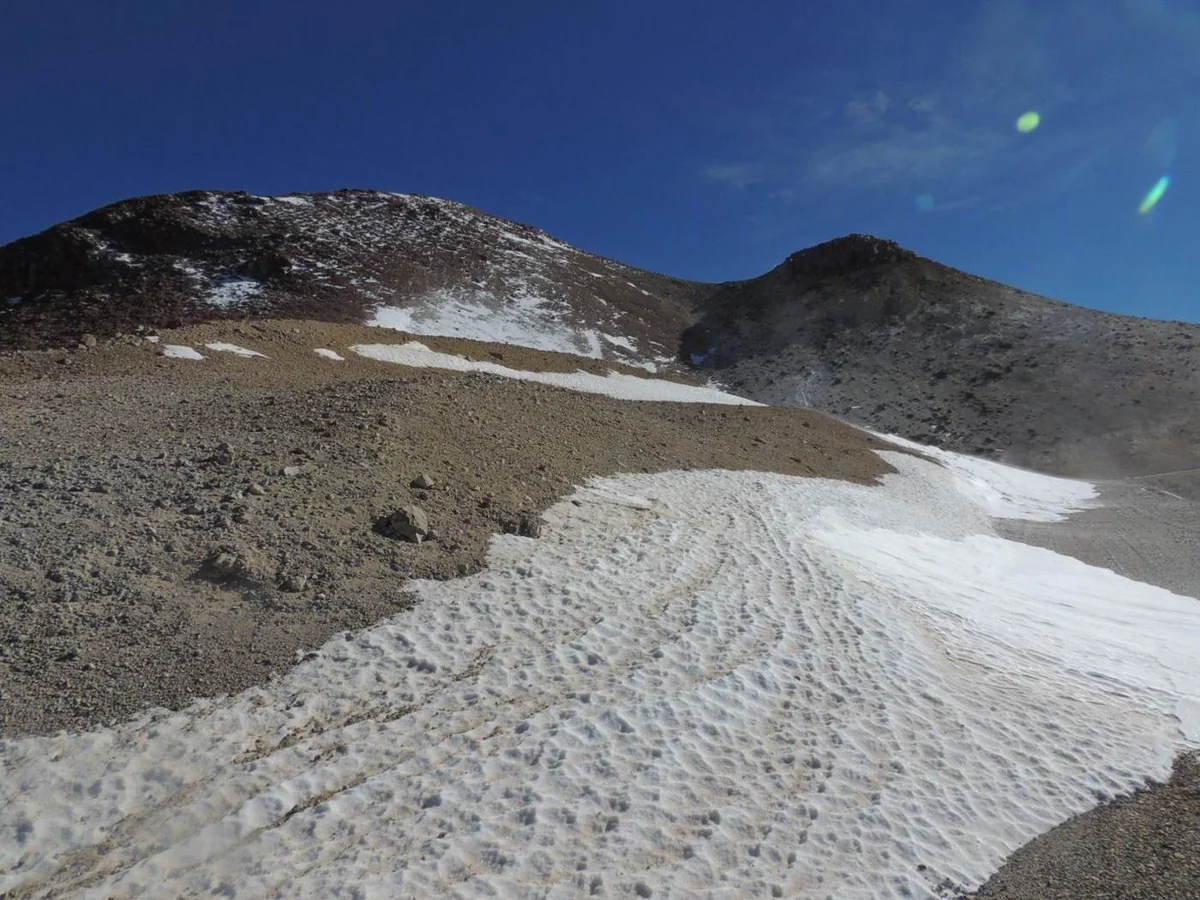 Encosta do Cerro Toco com neve e pedras vulcânicas