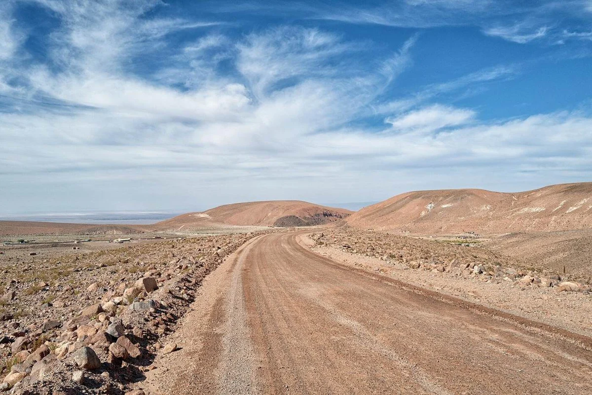 Estrada de terra no deserto do Atacama