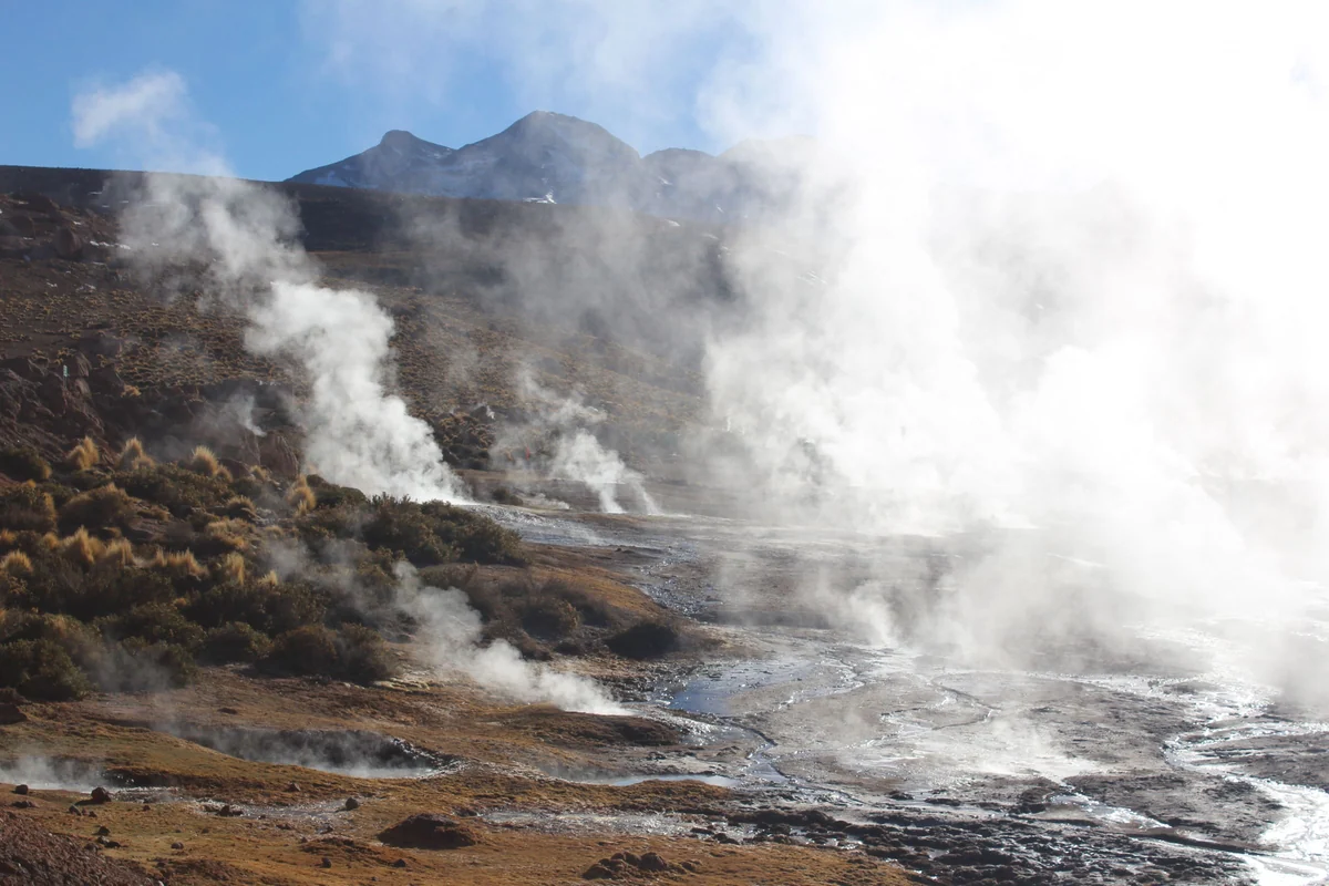 Campo geotermal do Tatio coberto de vapor