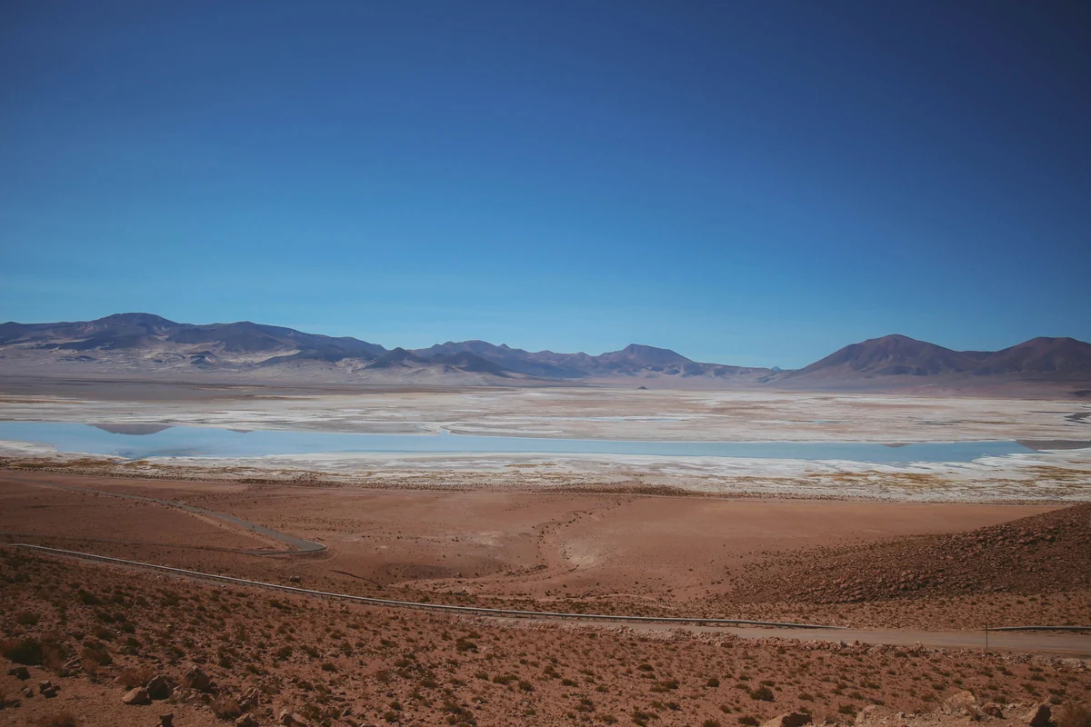 Laguna altiplânica cercada de montanhas no Atacama