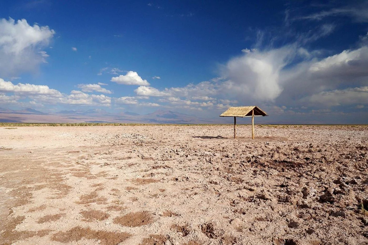 Área de salar da Laguna Cejar, com abrigo de sombra