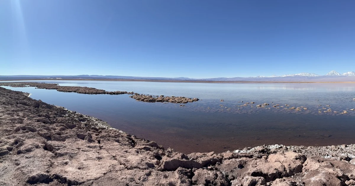 Laguna Chaxa espelhando a cordilheira