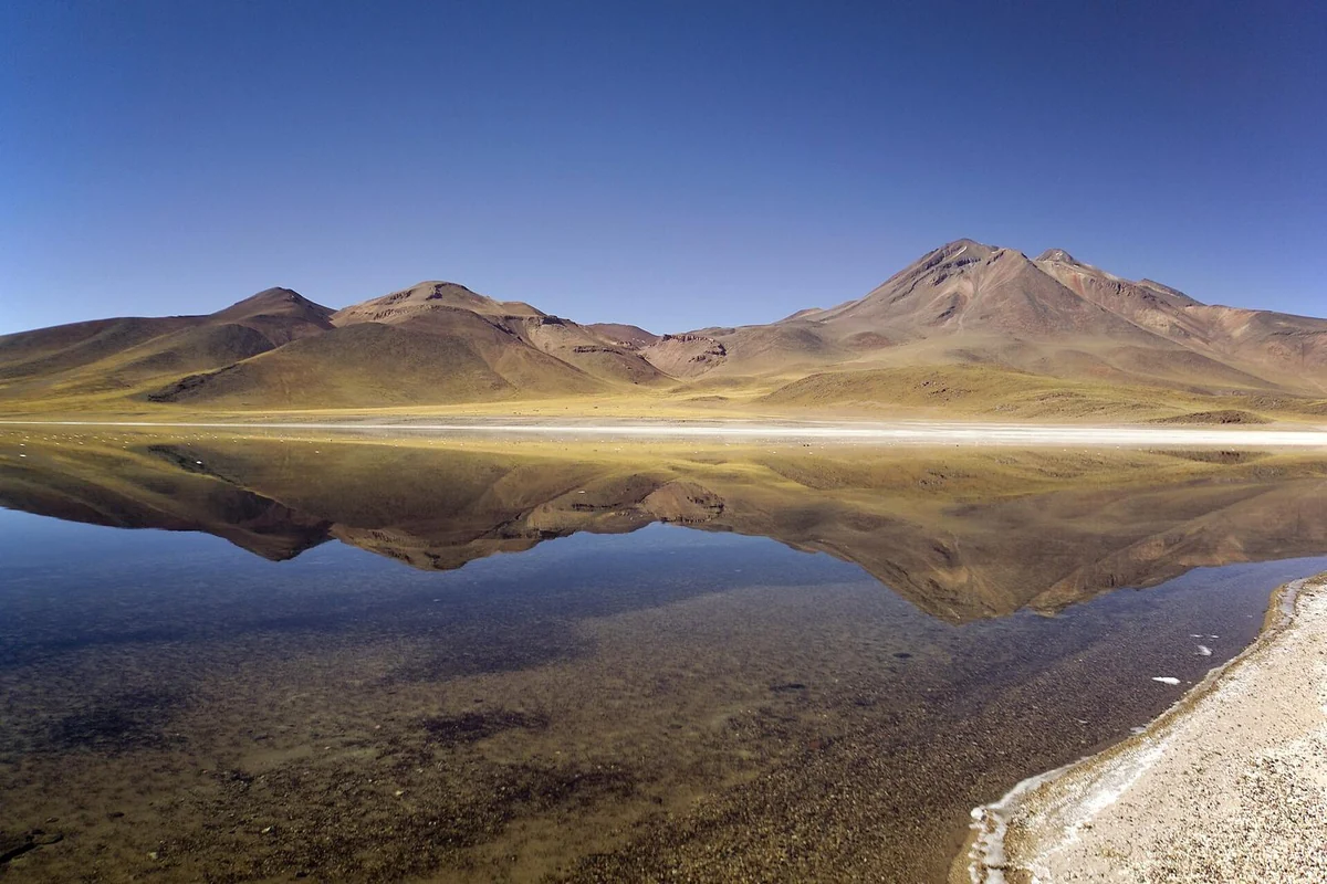 Laguna Miscanti espelhando as montanhas do altiplano
