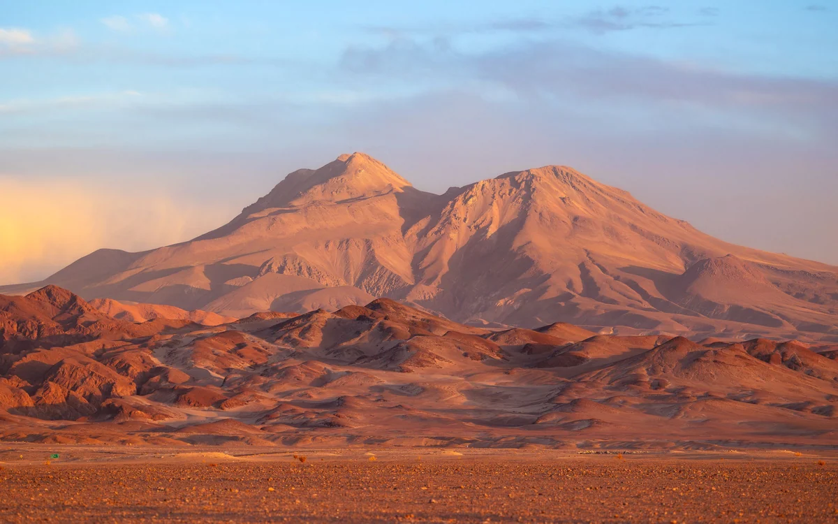 Montanhas avermelhadas do Atacama ao pôr do sol