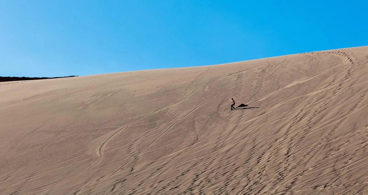 Sandboard numa duna do Valle de la Muerte, perto de San Pedro