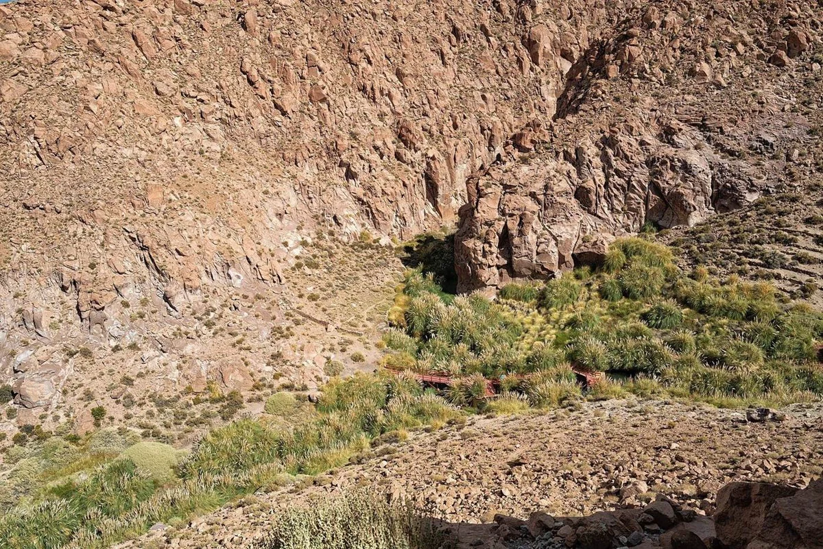 Cânion verde por onde corre a água das Termas de Puritama