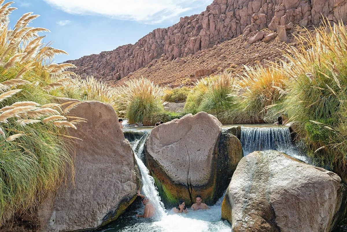 Piscinas naturais e pequenas quedas d’água das Termas de Puritama