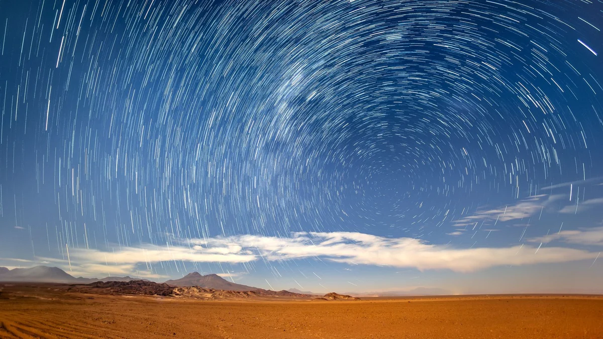 Rastro de estrelas em longa exposição sobre o Atacama