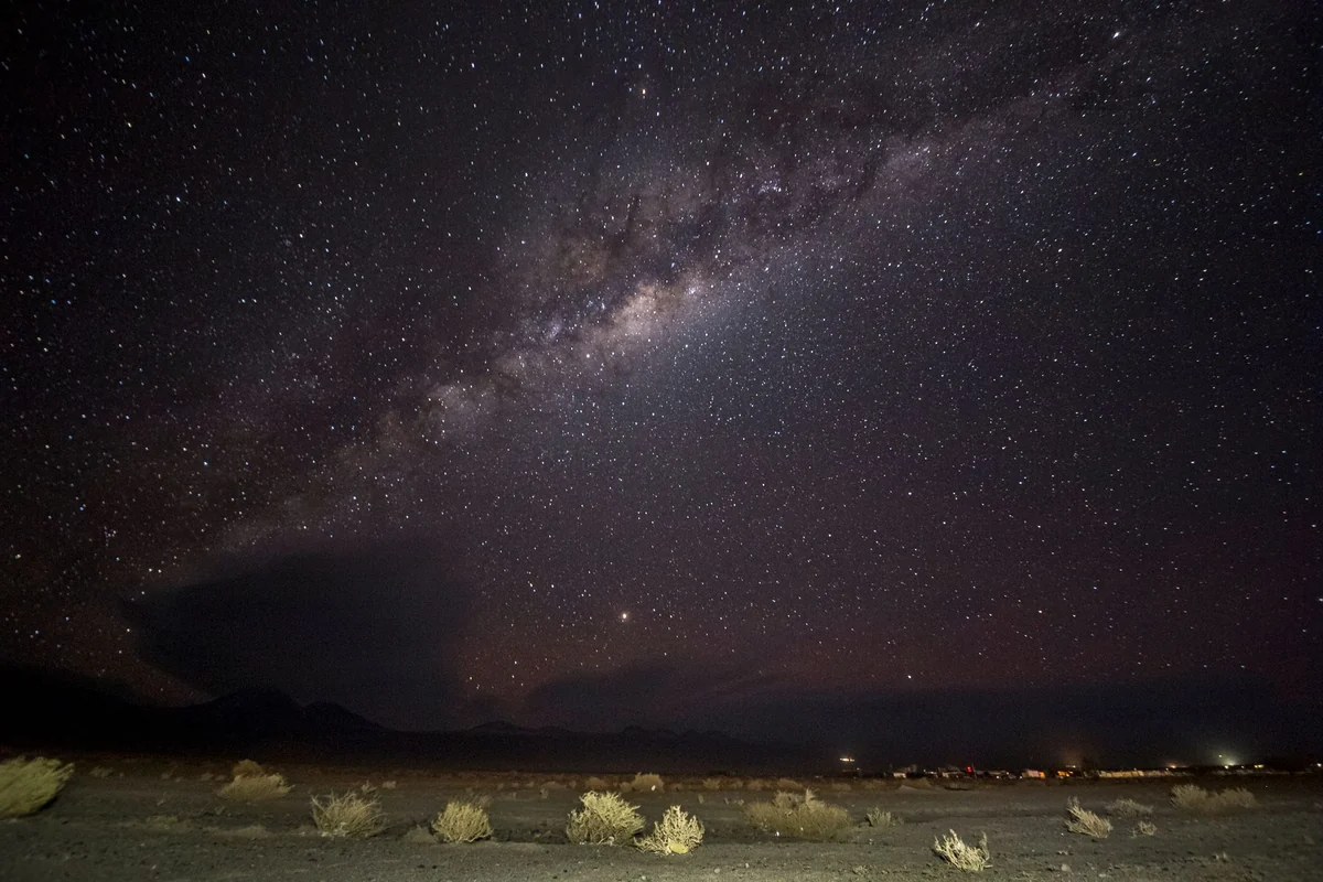 Céu estrelado sobre o deserto do Atacama