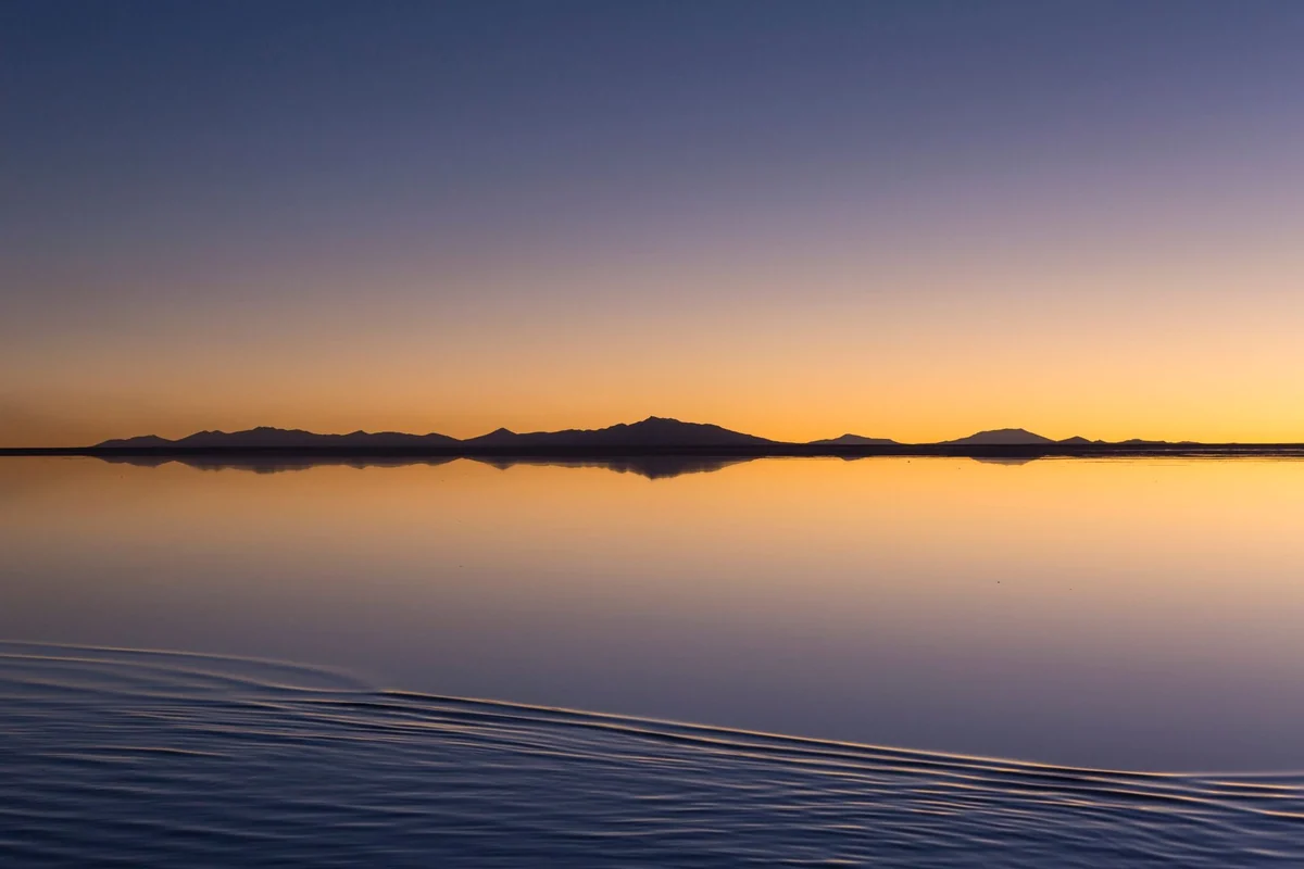 Salar de Uyuni espelhado ao amanhecer