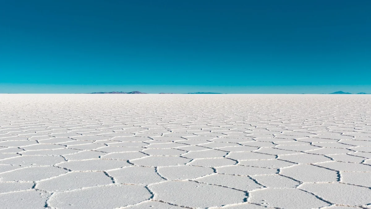 Salar de Uyuni seco com os padrões geométricos do sal
