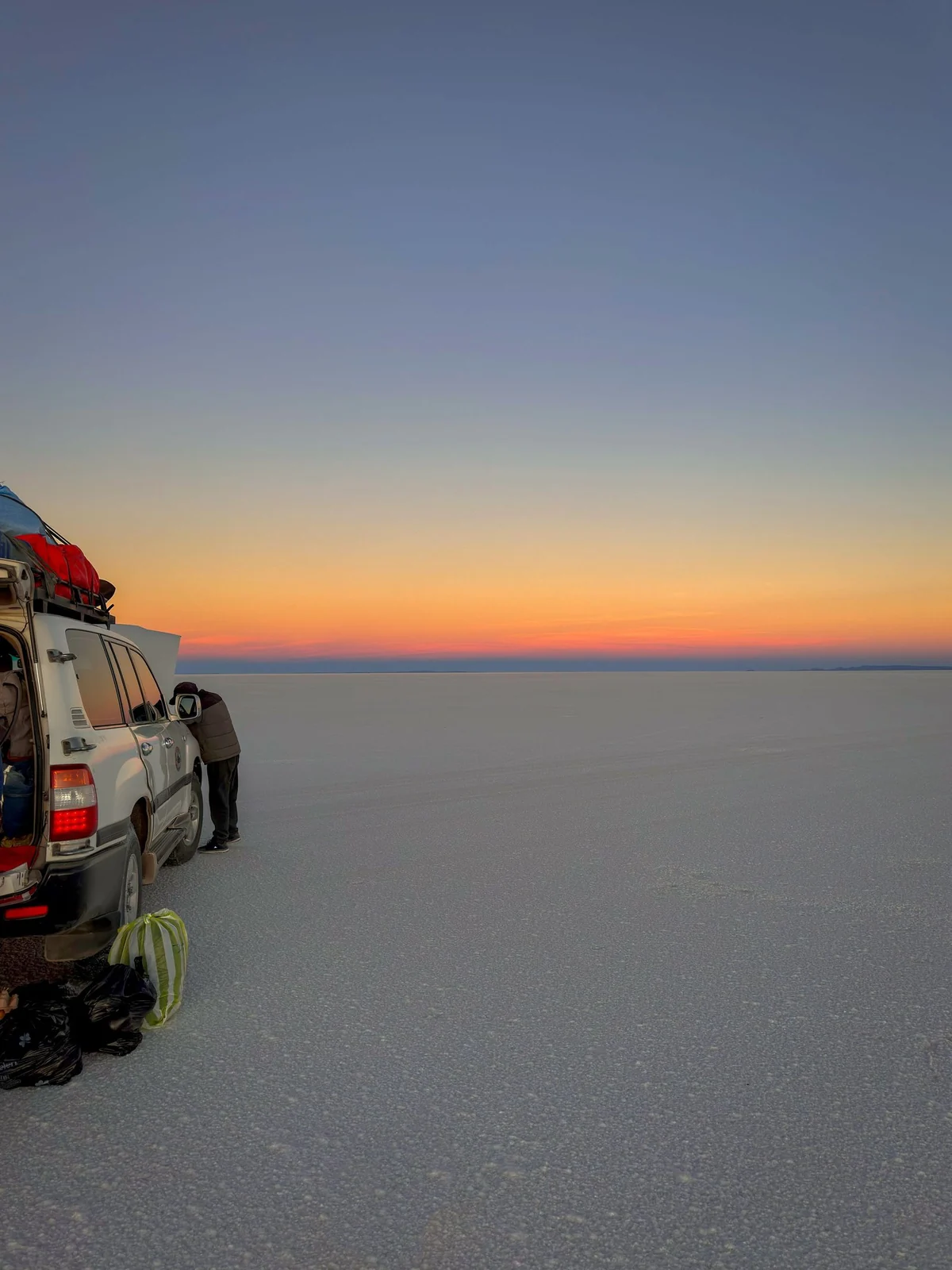 Efeito espelho no Salar de Uyuni ao pôr do sol