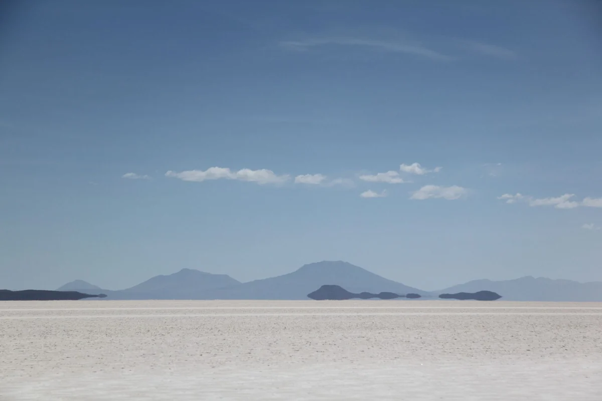 Salar de Uyuni seco, branco, sob céu azul