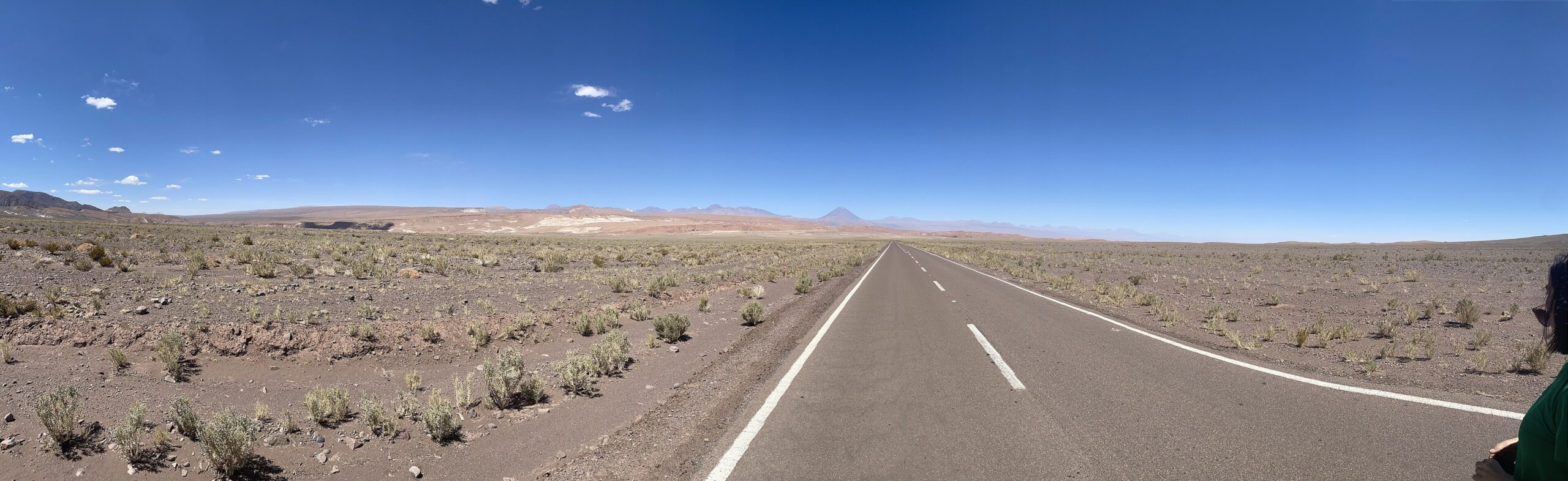 Estrada pro Atacama com vulcão Licancabur ao fundo